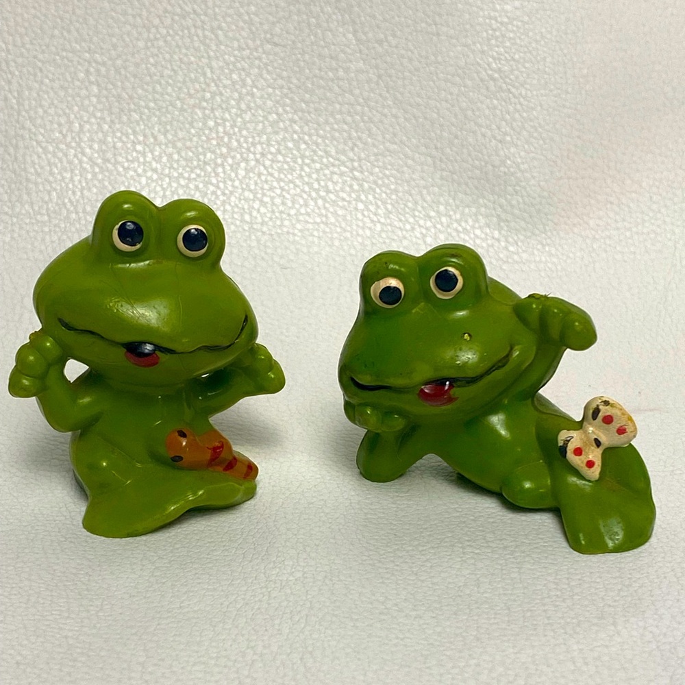 Vintage 1970's Miniature Green Hard Plastic Frog Figures with Worm Hong Kong